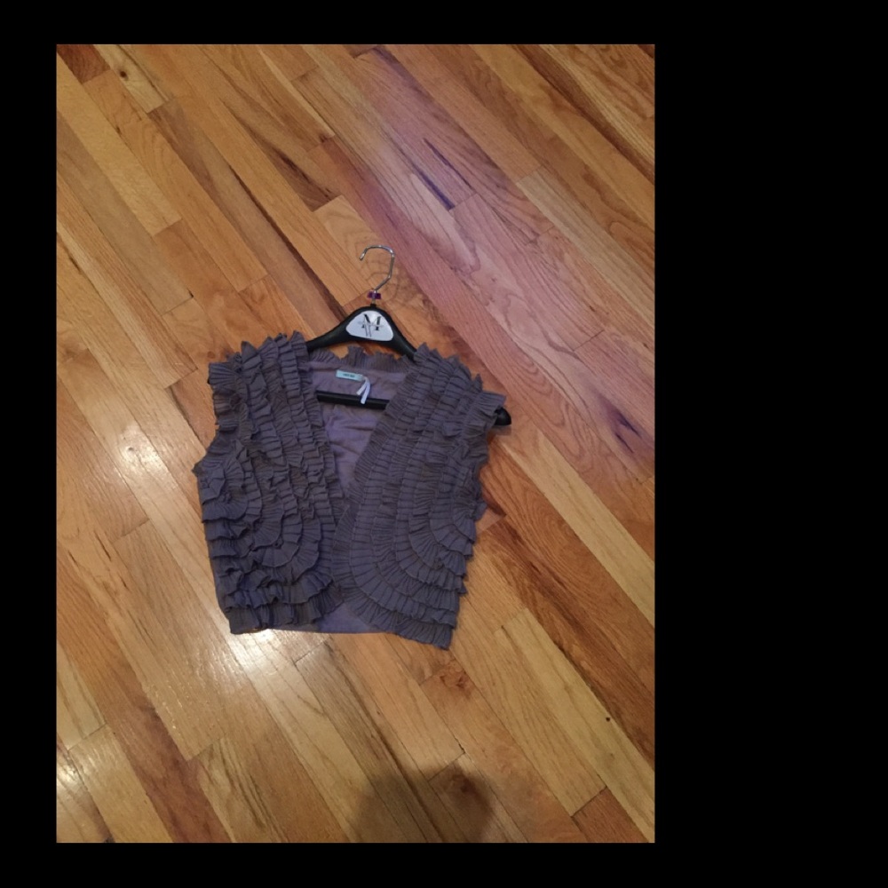 Urban Outfitters Ruffle light gray crop vest